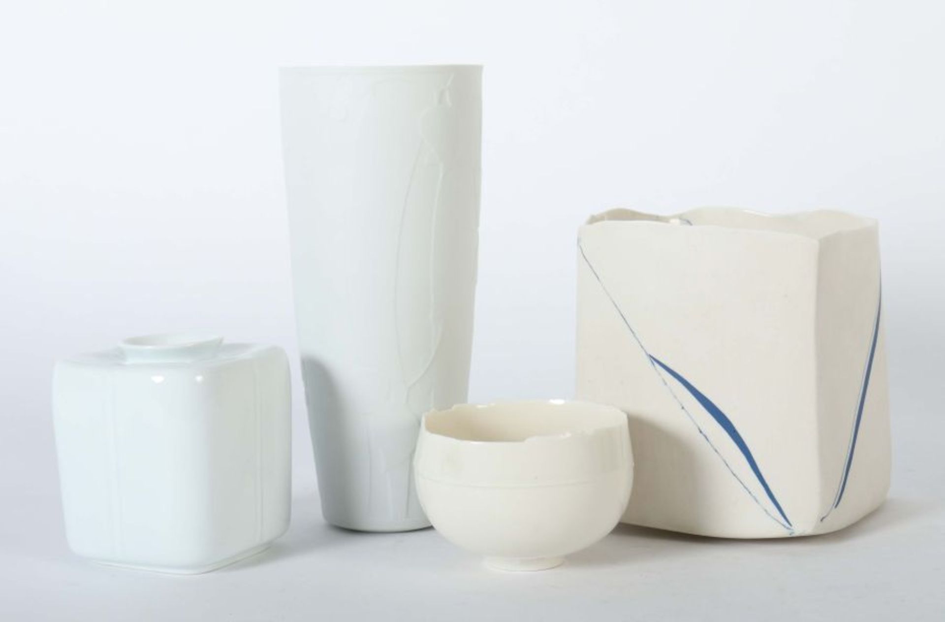 4 Studiokeramik-Vasen Wohl Deutschland, Mitte/Ende 20. Jh., Porzellan, z.T. außenseitig bzw.