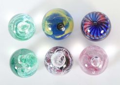 6 kleine Paperweights Wohl Schottland, Caithness Glass, Malta, Phoenician Glass, u.a., Ende 20.