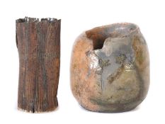 2 Studiokeramik-Vasen 2. Hälfte 20. Jh. bzw. eine Vase dat. 1982, Steinzeug, eine Stangenvase in
