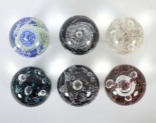 6 Paperweights Schottland, Selkirk Glass, 1980er Jahre, farbloses Glas mit zumeist plan