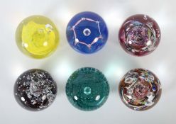 6 Paperweights Wohl Schottland, Caithness Glass, Ende 20. Jh., farbloses Glas mit zumeist in Kissen