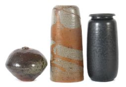3 Studiokeramik-Vasen Deutschland, Belgien und Frankreich, 2. Hälfte 20. Jh., Steinzeug, zwei hohe