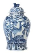 Deckelvase mit Blaumalerei China, 20. Jh., Balustervase mit gewölbtem Deckel, der Knauf in Form