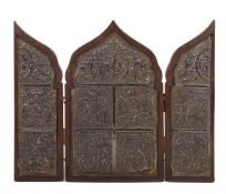 Reiseikone als Triptychon Russland, 19. Jh., drei Flügel mit acht reliefierten Festtagsszenen,