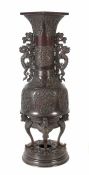 Vase mit Drachenhandhaben w. China, 19. Jh., Bronze, dunkel patiniert, mit quadratischer Mündung,