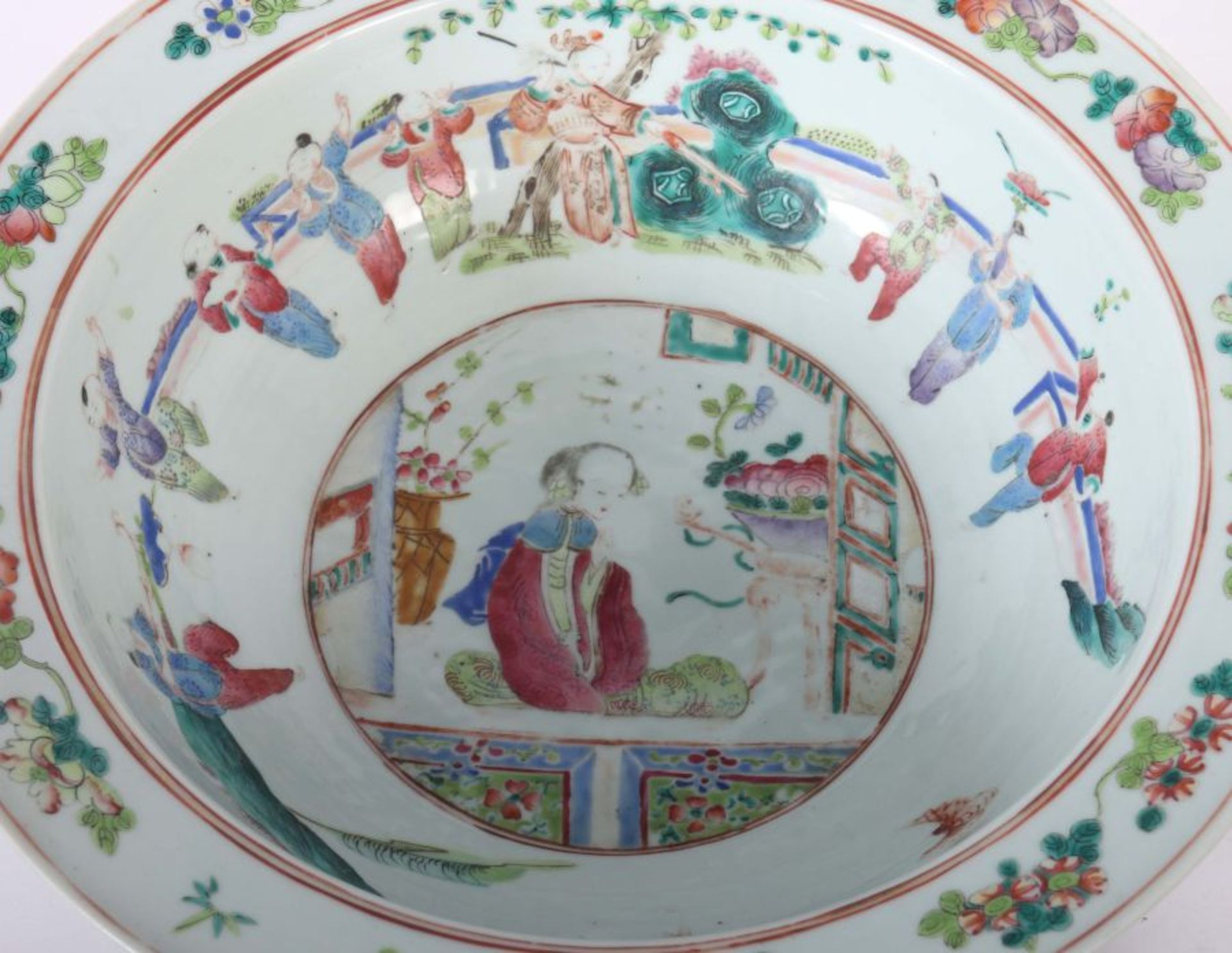 Große Schale China, 19. Jh., polychr. Aufglasurdekor im "Famille rose"-Stil, Wandung und Spiegel - Bild 4 aus 5