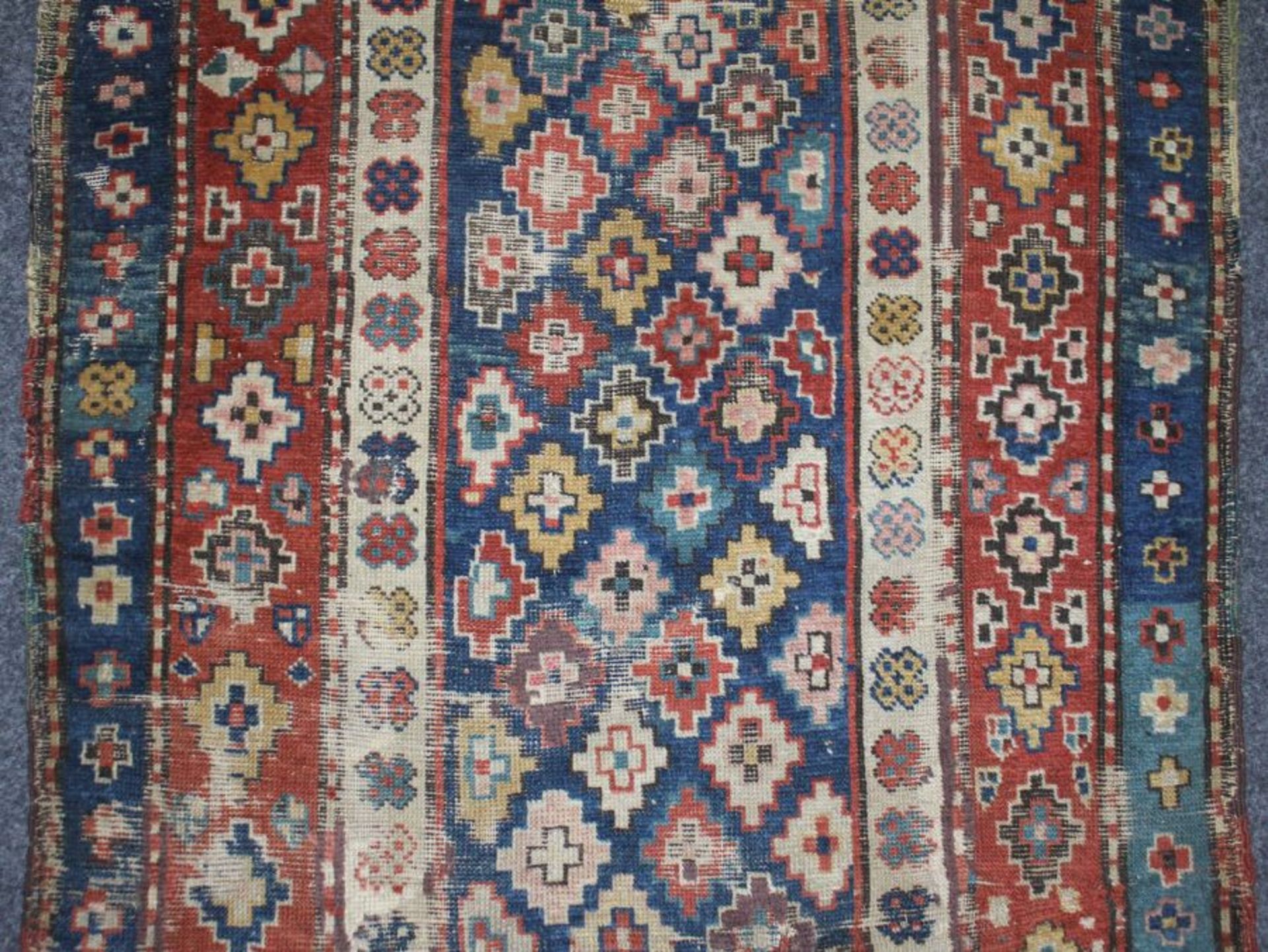 Genje mit Stufenrauten Kaukasus, Ende 19. Jh., Wolle auf Wolle, das blaugrundige Innenfeld und die - Bild 3 aus 5