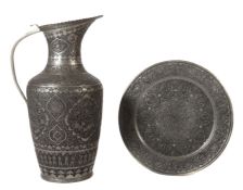 Große Kanne mit Platte Persien, 19. Jh., w. Kupfer/verzinnt, 1 große Kanne mit Kupfereinlage, spitz