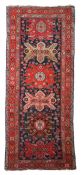 Kaukasischer Teppich mit 6 Medaillons Südkaukasus, um 1910, Wolle auf Wolle, auf dunkelblauem Feld