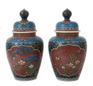Deckelvasenpaar mit Cloisonné-Dekor Japan, späte Meiji-Periode, helles Steingut, bauchiger Korpus
