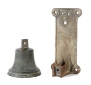 Kirchenglocke 18./19. Jh., Bronze mit Patina, schlichter Glockenkorpus, mit Klöppel und
