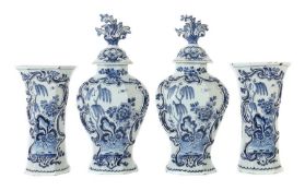2 Deckelvasen und 2 Vasen Delft, wohl 19. Jh. im Stil des Rokoko, hellgrauer Fayencescherben,