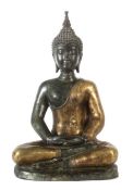Großer Buddha Thailand, 19./20. Jh., Bronze, patiniert, part. goldfarben, im Dhyanasana auf flacher