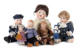 7 Puppen-Repliken ca. 1990er Jahre, Nachgüsse der org. Köpfe von ca. 1920, 2 x Heubach-Jungen m.