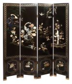 Paravent China, 20. Jh., Holz/versch. Steinsorten, 4-gliedriger, schwarz gelackter Stellschirm aus