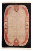 Teppich im Art Déco-Stil China, Mitte 20. Jh., Wolle auf Baumwolle, schwarzer Fond, Blätterranken