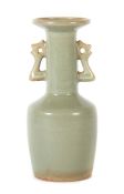Kleine Longquan-glasierte Kinuta-Vase China, w. 19./20. Jh., seladonfarbene Kinuta-Vase im