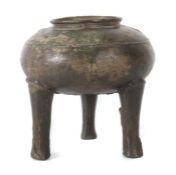 Rauchgefäß China, w. 18./19. Jh., Bronze, dunkel patiniert, in Ding-Form, schlichtes, bauchiges