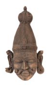 Maske des Shiva Indien, Ende 19./Anfang 20. Jh., Holz, dunkel patiniert, Gesicht des Shiva mit weit