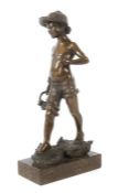 Bildhauer des 19./20. Jh. "Knabe mit Korb", Bronze patiniert, vollplastische Figur eines Jungen mit