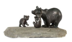 Bildhauer des 20. Jh. "Bärenmutter mit zwei Jungen", Metallguß bronziert, vollplastische
