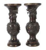 Paar Vasen China/Japan, 19. Jh., Bronze, patiniert, part. Goldfarbereste, mit hohem, zur ornamental