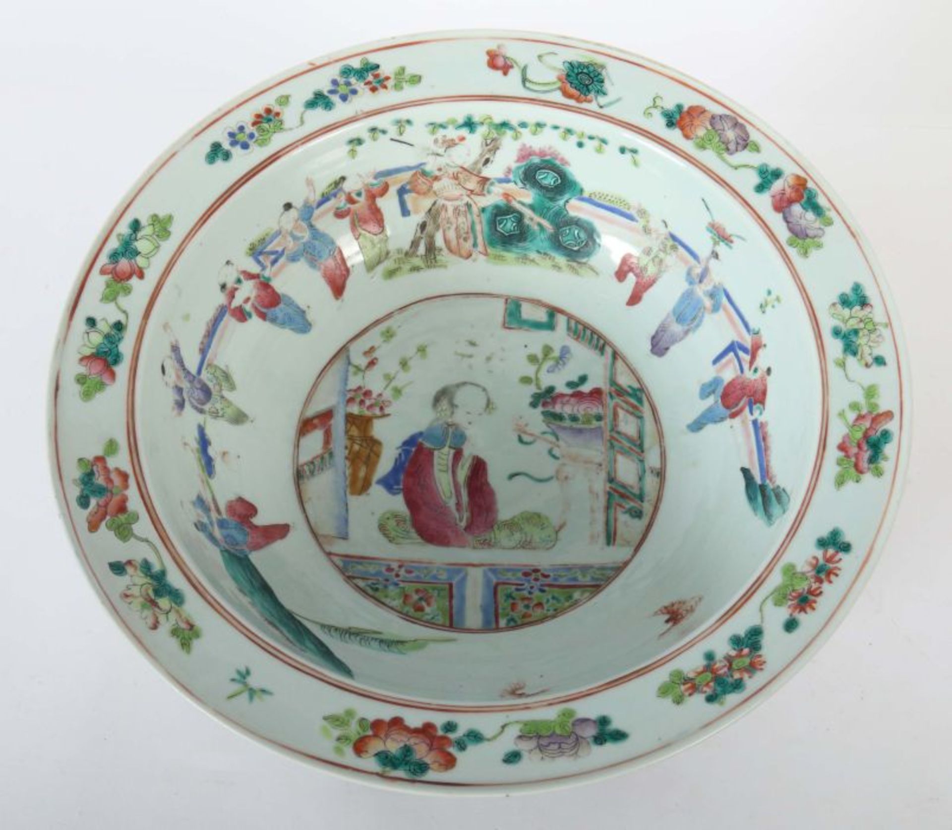 Große Schale China, 19. Jh., polychr. Aufglasurdekor im "Famille rose"-Stil, Wandung und Spiegel - Bild 3 aus 5
