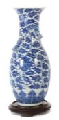 Vase mit applizierten Drachen China, 19./20. Jh., Porzellan, geschwungen geformter Korpus mit
