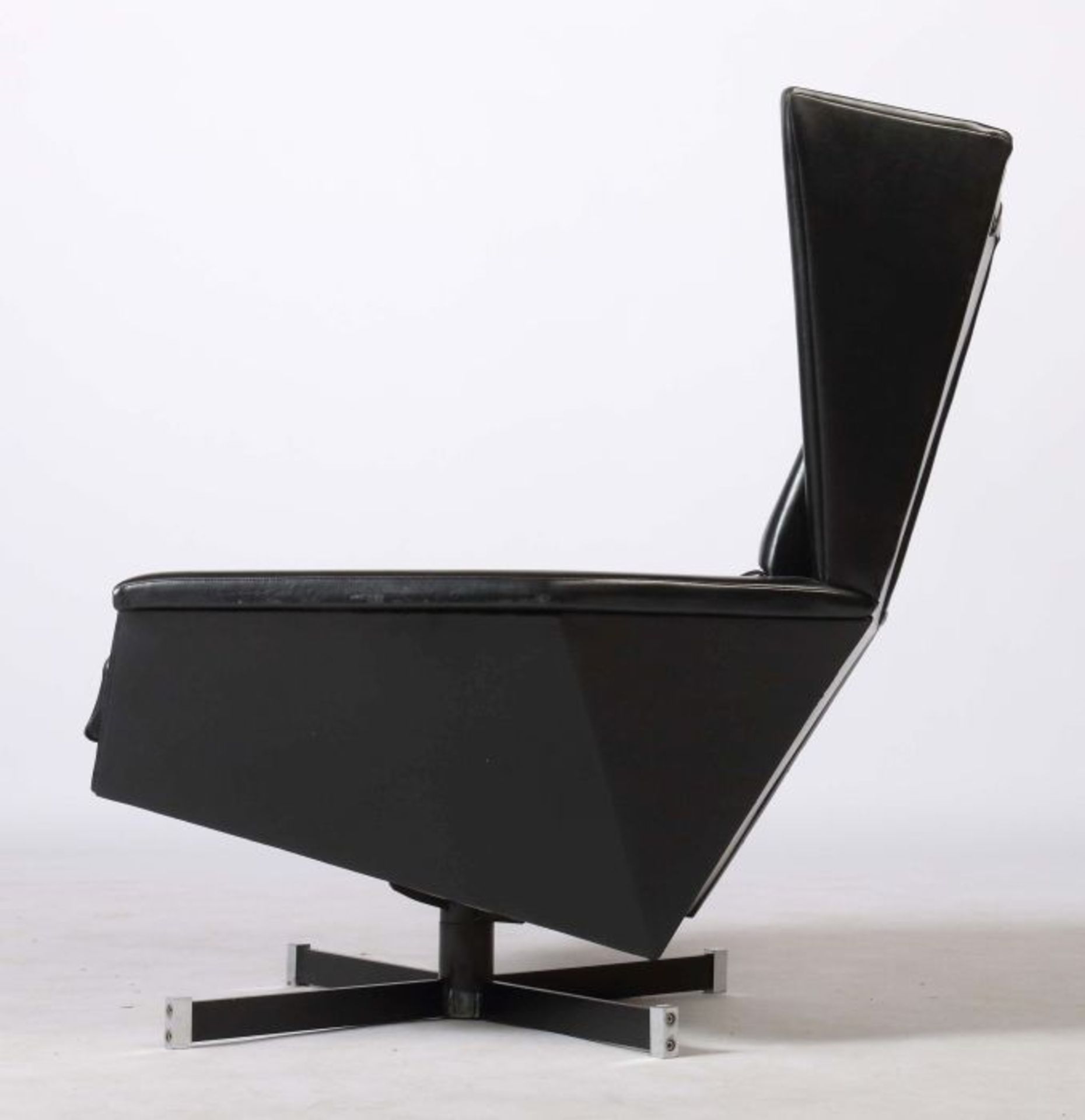 Ledersessel Wohl Italien 1960er Jahre, kubisch geformter Sessel mit kleinem Nackenkissen an Bändern - Bild 3 aus 3