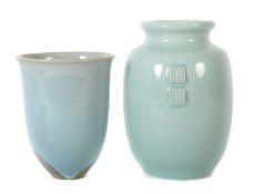 2 Studiokeramik-Vasen Deutschland, 2. Hälfte 20. Jh., beiger Scherben, eine Vase in ovoider Form