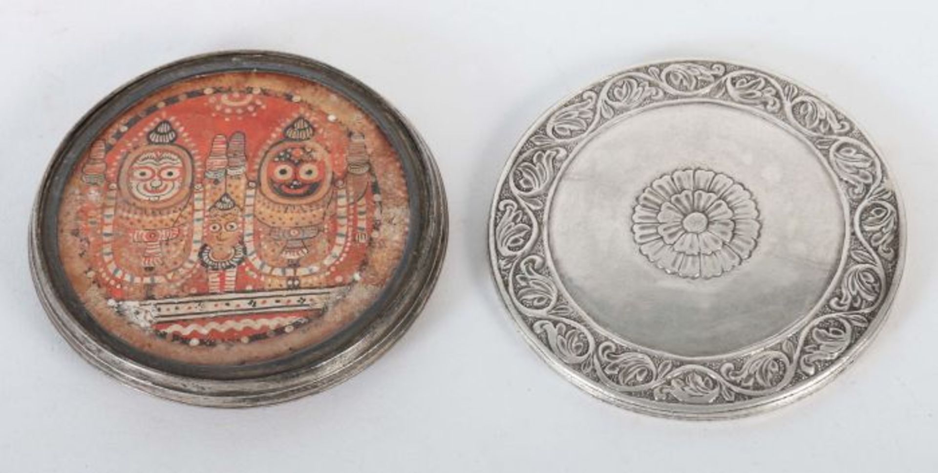 Silberdose mit Jagannatha-Trinität - Bild 3 aus 4