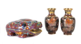 2 Cloisonné-Vasen und -Fabeltier