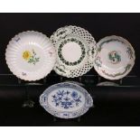 4 BOWLS Meissen, 20th century Oval baskets with onion pattern, round bowl with green