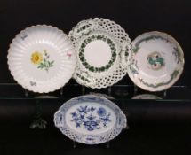 4 BOWLS Meissen, 20th century Oval baskets with onion pattern, round bowl with green