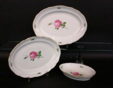 3 OVAL SERVING PLATTERS Meissen, 20th century Painted with red rose. Length 41 cm, 36 cm