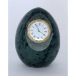 TISCHUHRNephritgehäuse in Eiform. Uhr mit Quarzwerk. H.10cmA TABLE CLOCK Egg-shaped nephrite