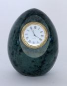 TISCHUHRNephritgehäuse in Eiform. Uhr mit Quarzwerk. H.10cmA TABLE CLOCK Egg-shaped nephrite