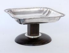 AN ART DECO CENTREPIECE Square bowl made of silver-plated metal on a wooden base. Marked.