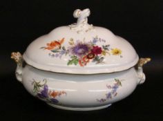 A TUREEN WITH COVER Meissen, 20th century Painted with ''Deutsche Blume''. 36.5 cm long.