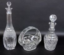 LOT 3 TEILE KRISTALLGLAS.2 Karaffen mit Stöpsel und Korb. Geschliffen.A LOT OF 3 CRYSTAL GLA