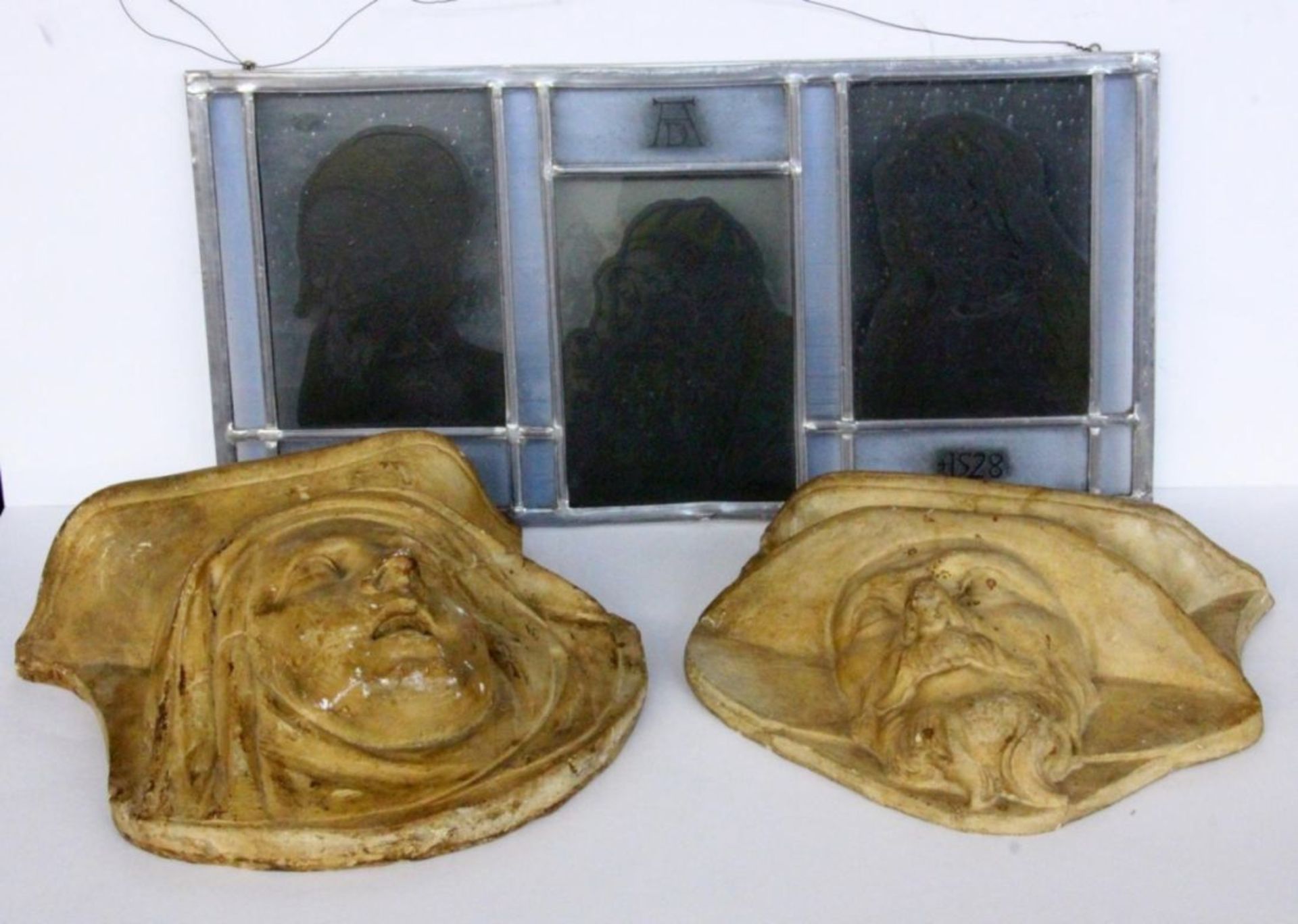 BLEIVERGLASUNGund 2 Gipsmasken im RenaissancestilA LEADLIGHT and 2 Renaissance style plaster