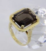 A LADIES RING 585/000 yellow gold with smoky topaz. Ring size 58, gross weight