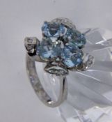 A LADIES RING 585/000 white gold with aquamarine and brilliant cut diamonds. Ring size 53,