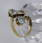 A LADIES RING 585/000 yellow gold with 2 light-coloured aquamarines. Ring size 55, gross