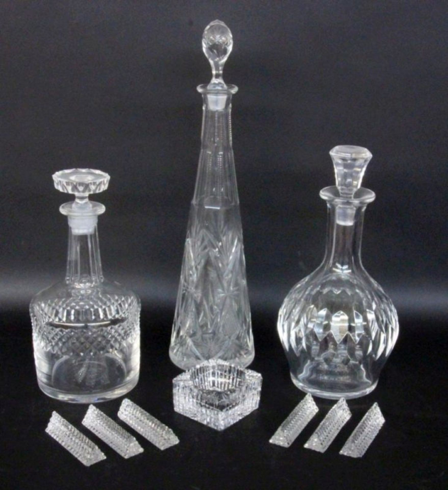 A LOT OF 9 GLASS ITEMS. 2 crystal carafes with stopper, 6 knife rests and ashtray.