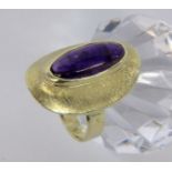 A LADIES RING 585/000 yellow gold with amethyst. Ring size 57, gross weight approximately
