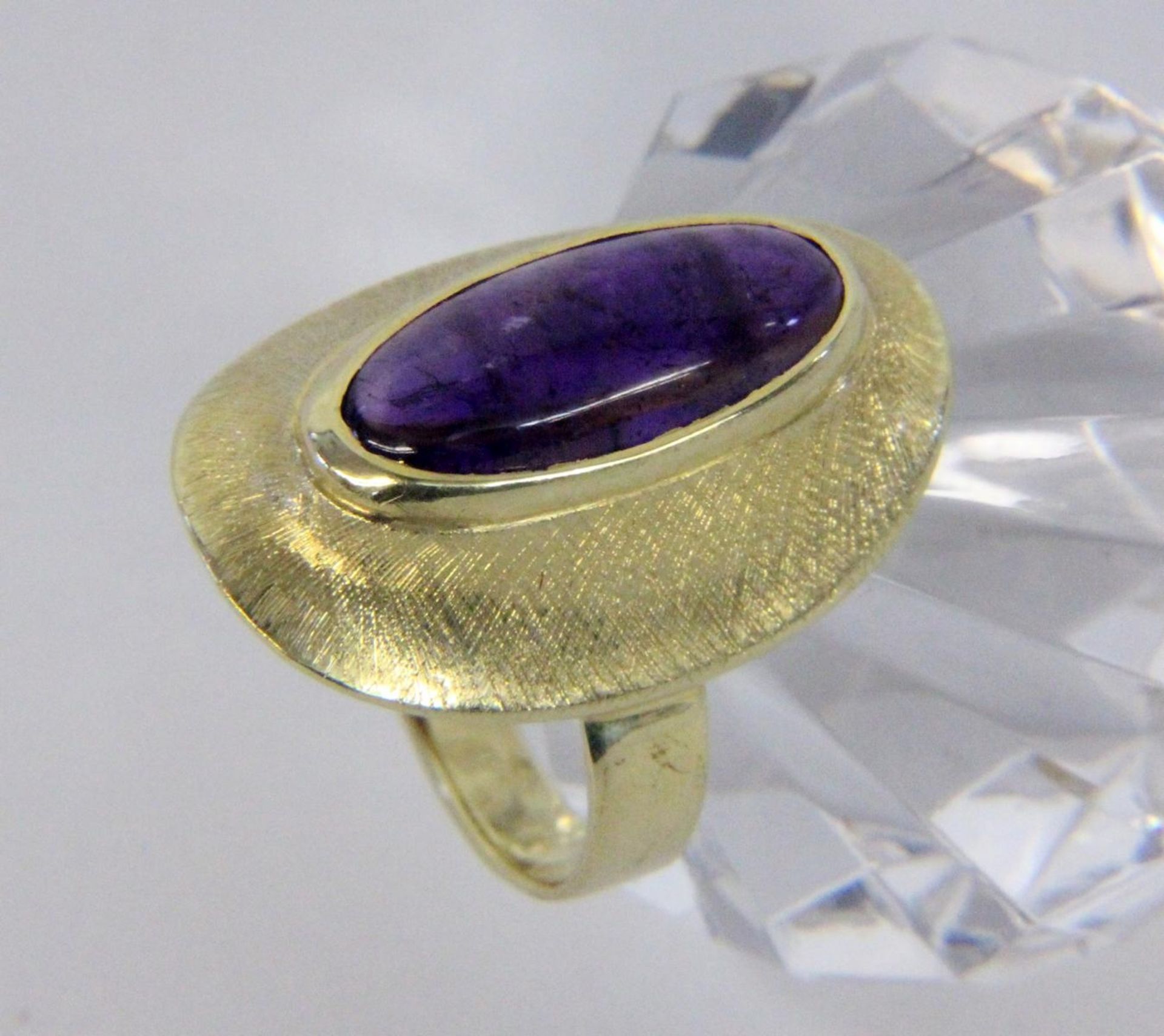 A LADIES RING 585/000 yellow gold with amethyst. Ring size 57, gross weight approximately