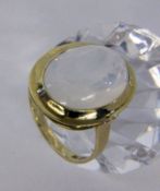 A LADIES RING 585/000 yellow gold with moonstone. Ring size 60, gross weight 6.9 grams.