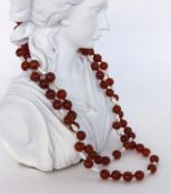 HALSKETTE MIT KARNEOLENL.80,5cmA NECKLACE WITH CARNELIANS 80.5 cm long.