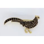 BROSCHE ALS PFAUSilber vergoldet mit Granatbesatz. L.5cmA PEACOCK BROOCH Silver, gold-plated